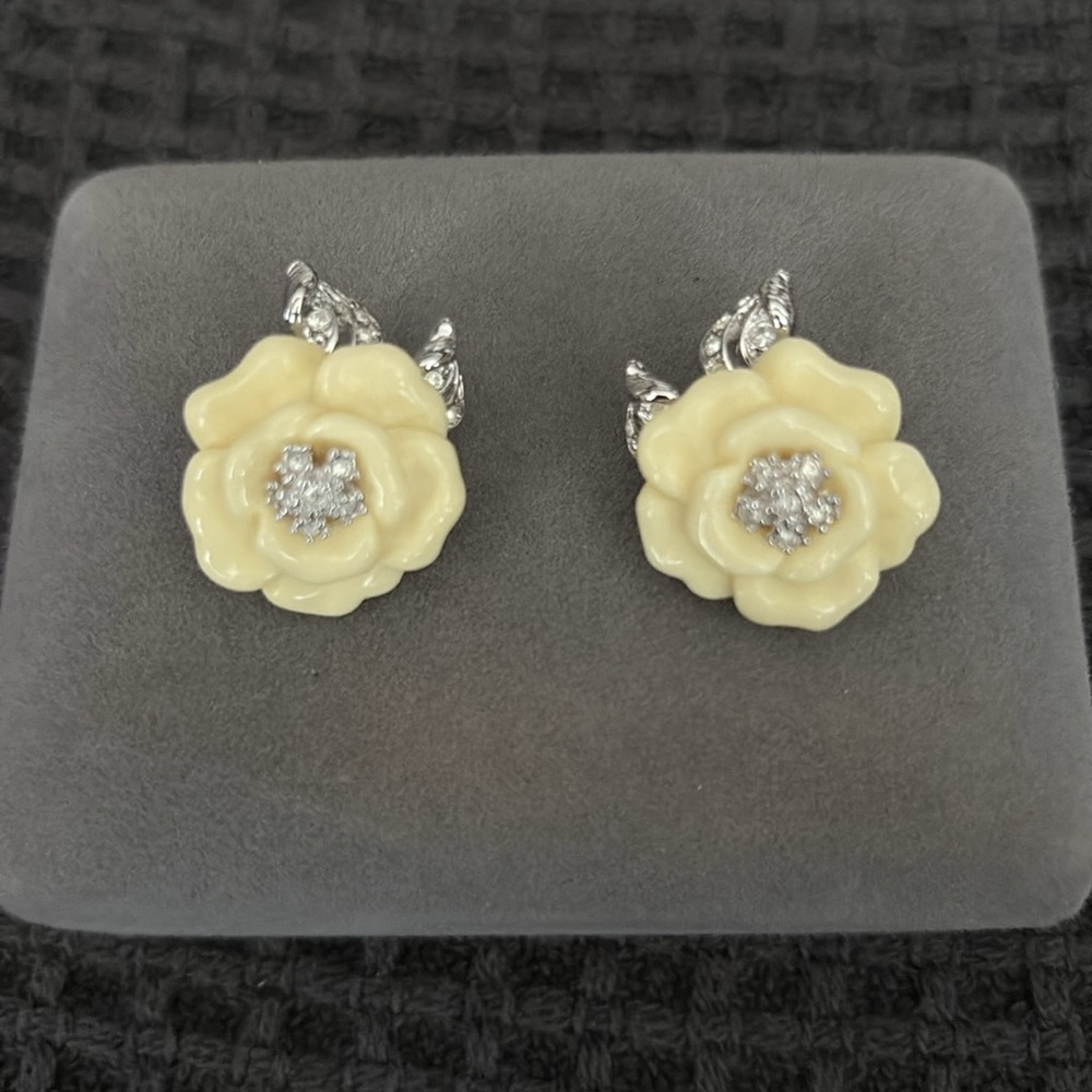 Nolan Miller Lara clip-on earrings - The Glamour Collection